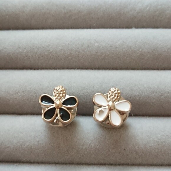 pin Jewelry - Black and white Five petal flowers brooch/pins